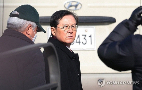 고위공직자범죄수사처가 윤석열 대통령의 체포영장 집행에 나선 3일 서울 한남동 대통령 관저 입구에 윤 대통령측 김홍일(왼쪽), 윤갑근 변호사가 도착하고 있다. [연합뉴스]
